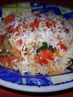 Una foto de Fideos tirabuzones a la caprese