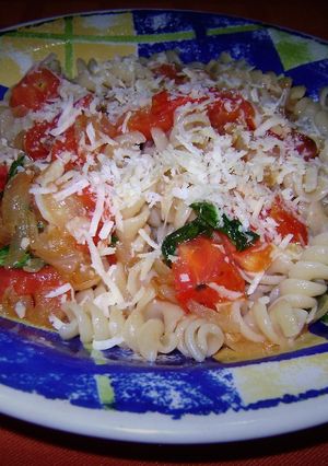 Una foto de Fideos tirabuzones a la caprese