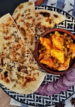 A picture of Matar Paneer.