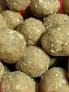 गुड़ गोंद लङ्डू (Gud Gond laddu recipe in Hindi) रेसिपी मुख्य फोटो