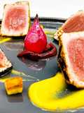 Tonno Scottato Perfetto con Zucca e Cipolle Caramellate