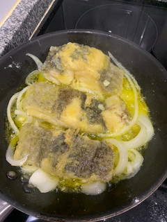 Foto de Bacalhau frito com batatas fritas as rodelas à pobre