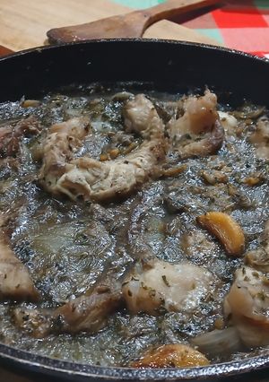 Una foto de Tintorera en Salsa Marinera