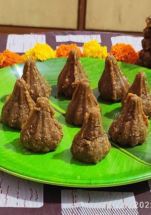 गव्हाच्या पिठाचे मोदक (Gavhachya Pithache Modak Recipe In Marathi) रेसिपी चे मुख्य फोटो 