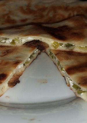 Foto di Focaccia farcita al formaggio con cipolla verde