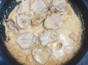 Una foto de carne con crema de leche