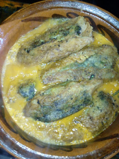 Una foto de Chiles rellenos de salpicón y queso oaxaqueño en caldillo