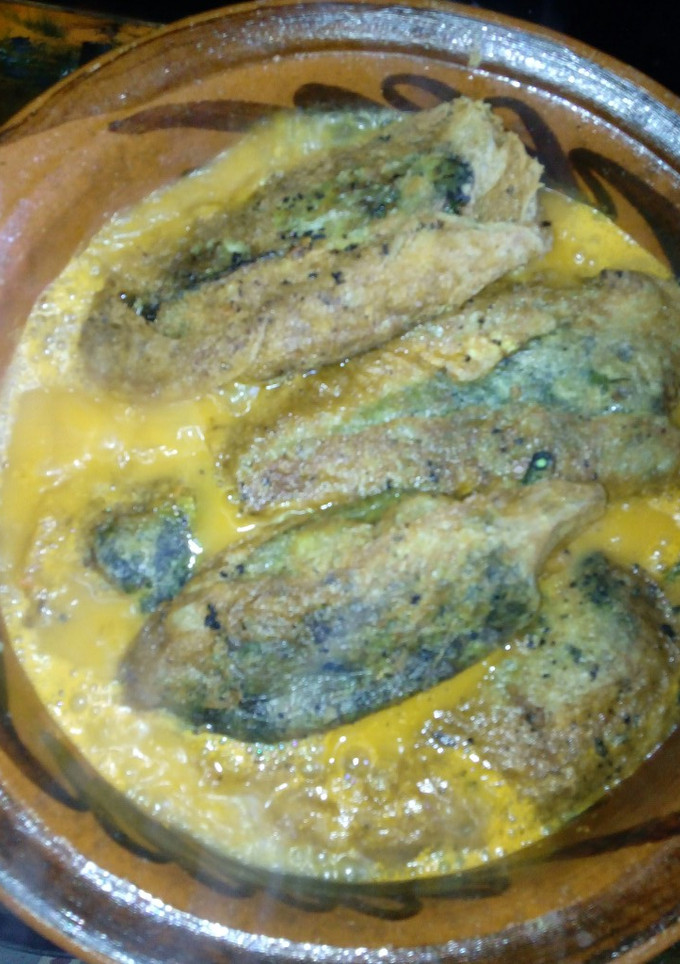Una foto de Chiles rellenos de salpicón y queso oaxaqueño en caldillo