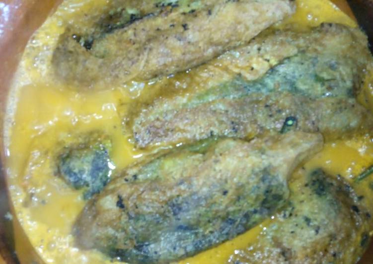 Chiles rellenos de salpicón y queso oaxaqueño en caldillo