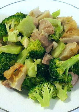 甜不辣/貢丸炒青花菜 的食譜成品照片