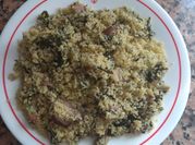 Una foto de couscous con carne picada