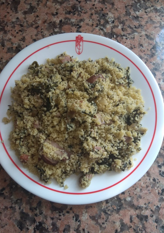 Una foto de Cuscús con verduras y carne