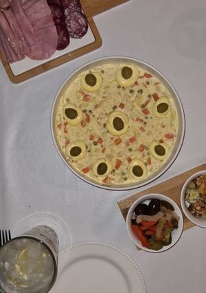 Una foto de Ensalada rusa 🥗🍗