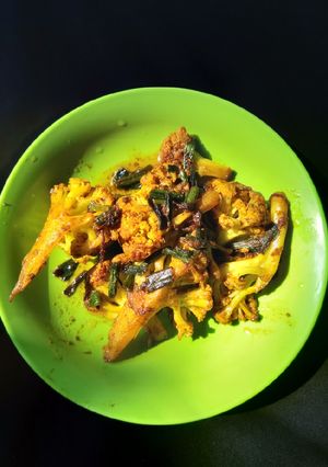 ফুলকপি ভাজি পেয়াজ কলি দিয়ে রেসিপির প্রধান ছবি