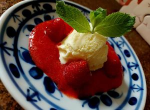 Foto de Sorvete com coulis de Morangos