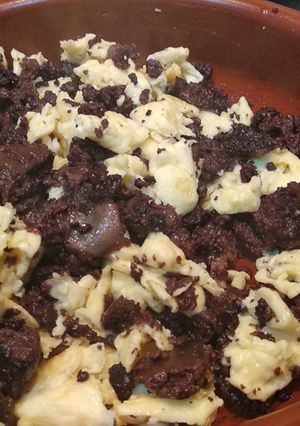 Foto principal de Revuelto de morcilla de piñones