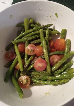 Una foto de Ensalada de espárragos con tomate Cherry
