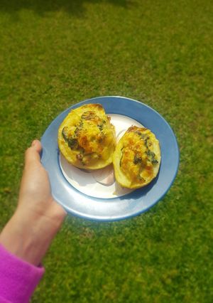 Una foto de Papas rellenas de queso y acelga
