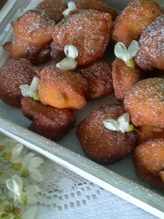 Foto di Frittelle dolci di fiori d'acacia