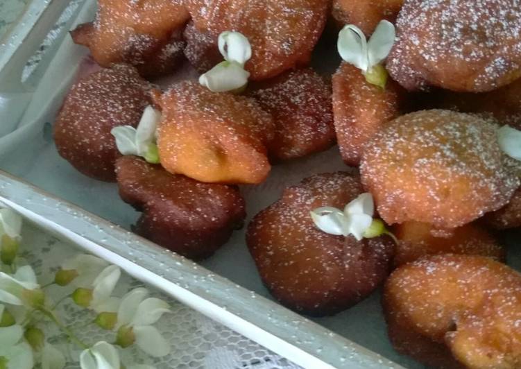 Frittelle dolci di fiori d'acacia