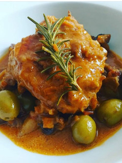 Una foto de Pollo guisado con champiñones y aceitunas