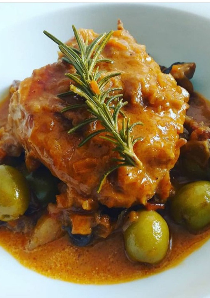 Una foto de Pollo guisado con champiñones y aceitunas