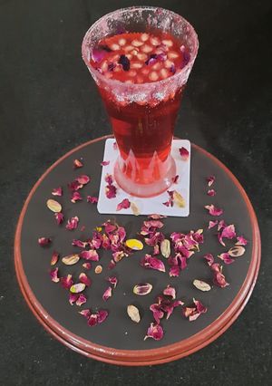દાડમ અને ગુલાબ નું શરબત (Pomegranate Rose Sharbat Recipe In Gujarati) રેસીપી મુખ્ય ફોટો