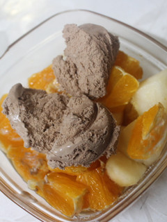 Una foto de Naranja con helado de chocolate