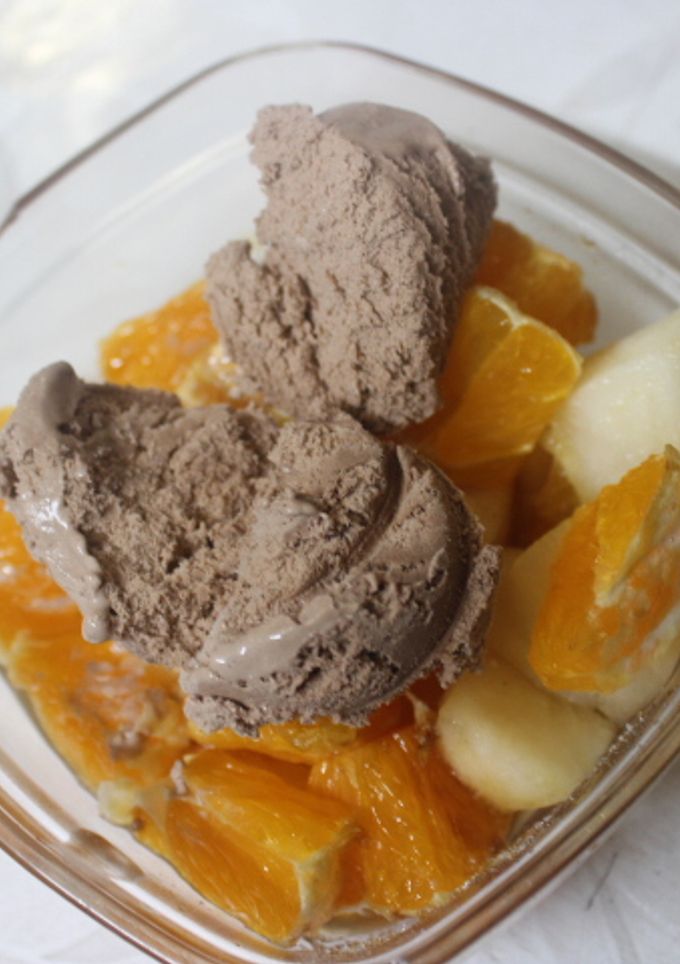 Una foto de Naranja con helado de chocolate