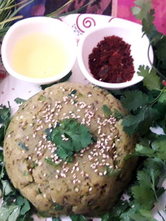 લીલા લસણ નું ખિચું(Lila Lasan Khichu Recipe In Gujarati) રેસીપી મુખ્ય ફોટો
