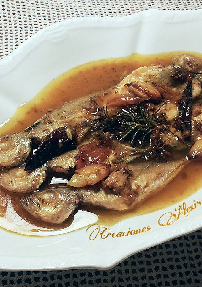 Una foto de Chicharrillos en escabeche, de cúrcuma