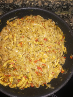 Foto principal de Noodles de arroz con pollo y verduras