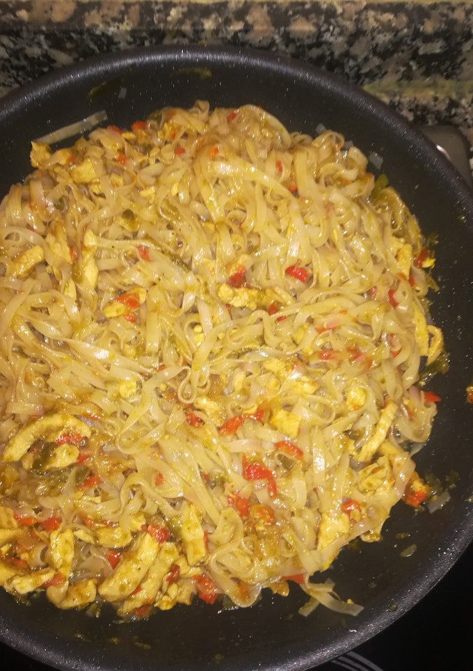 Una foto de Noodles de arroz con pollo y verduras
