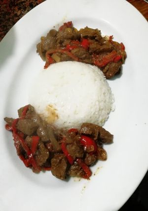 Una foto de Fajitas de hígado con cebolla y morrón acompañadas con arroz
