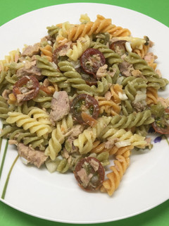 Una foto de Ensalada de pasta (espirales de colores)