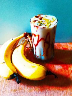 बनाना चॉकलेट ड्रायफ्रुड मिल्क शेक (banana chocolate dryfruit milkshake recipe in marathi) रेसिपी चे मुख्य फोटो 