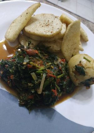 A picture of Fried yam and vegetable sauce.