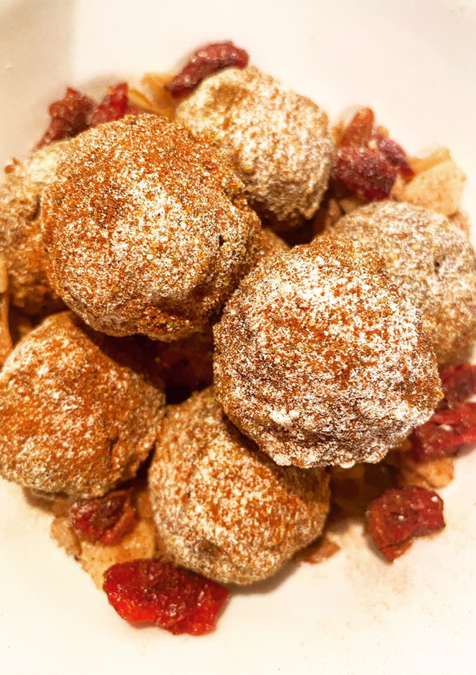 Una foto de Cake pops de falsa manzana con canela - keto