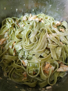 Una foto de Nidos de pasta con pollo y leche de coco