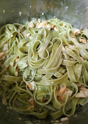 Una foto de Nidos de pasta con pollo y leche de coco