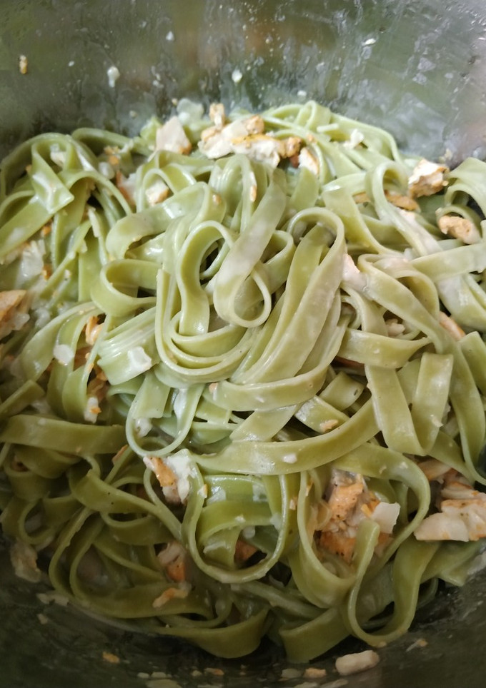 Una foto de Nidos de pasta con pollo y leche de coco