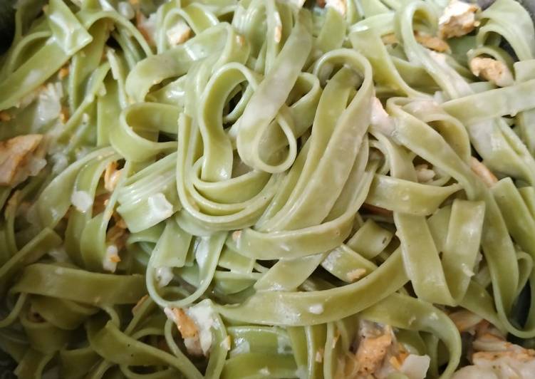 Nidos de pasta con pollo y leche de coco