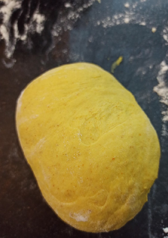 Una foto de Masa de cúrcuma para pasta vegana