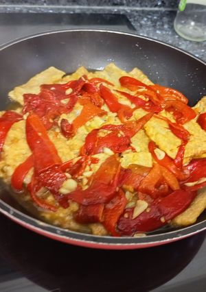 Una foto de Pencas de acelgas con pimientos morrones,