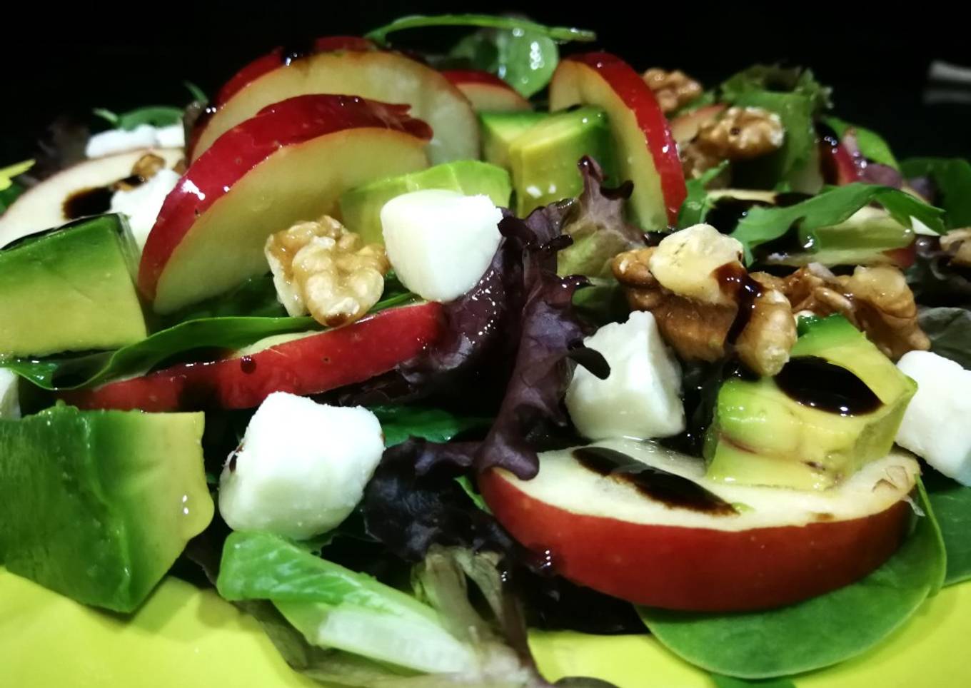 Ensalada de aguacate, manzana, nueces y queso de cabra 🐐🍏🥑