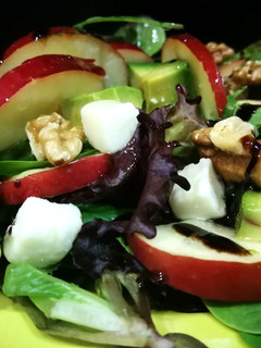 Una foto de Ensalada de aguacate, manzana, nueces y queso de cabra 🐐🍏🥑