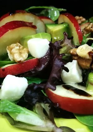 Una foto de Ensalada de aguacate, manzana, nueces y queso de cabra 🐐🍏🥑