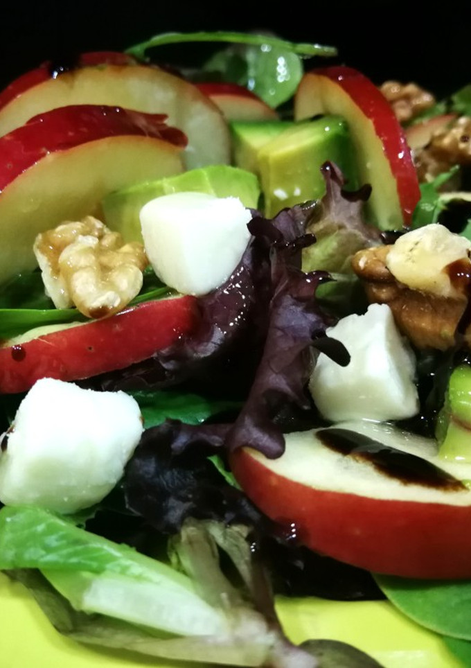 Una foto de Ensalada de aguacate, manzana, nueces y queso de cabra 🐐🍏🥑