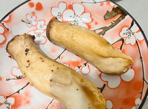 氣炸烤箱｜韓國爆紅烤全杏鮑菇 的食譜成品照片