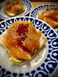 Tosta de Aguacate y Salmón Ahumado Casero con Perlas de Vinagre